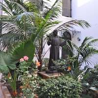 Zaciszne patio z figurą świętego.