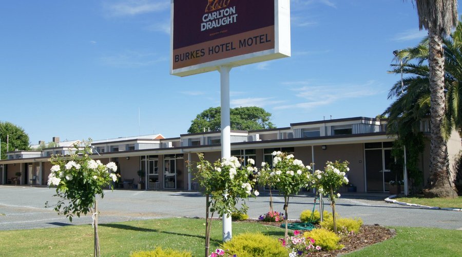 MOTEL ENTRANCE