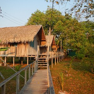Hütten in typischer Amazonasbauweise