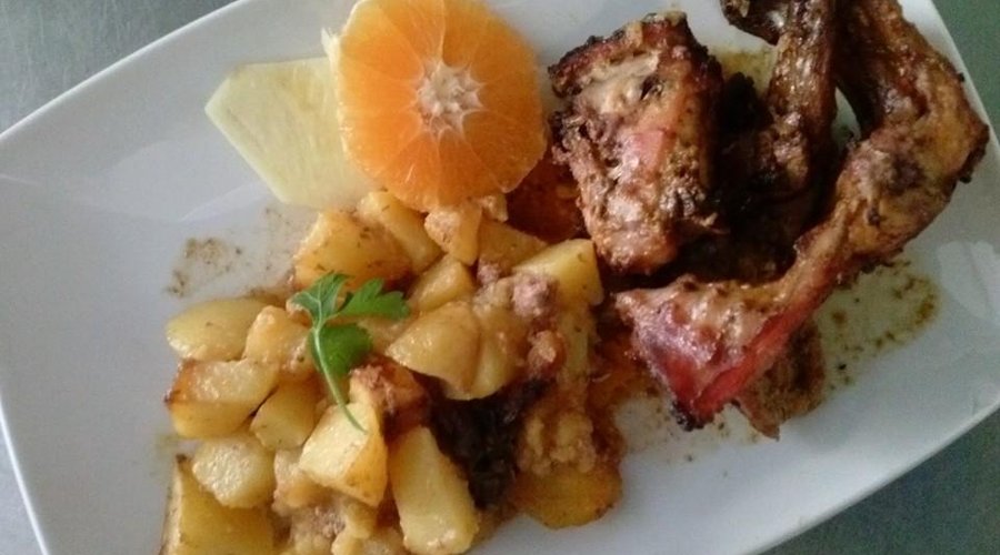 Coelho assado no forno com batatas