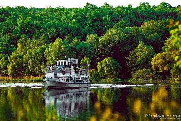 Снаряды прямо на дороге: появились ужасающие фото последствий взрывов в Калиновке