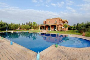 حمام السباحة والشاطئ