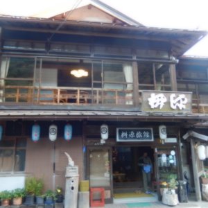 重厚な木造２階建ての建物