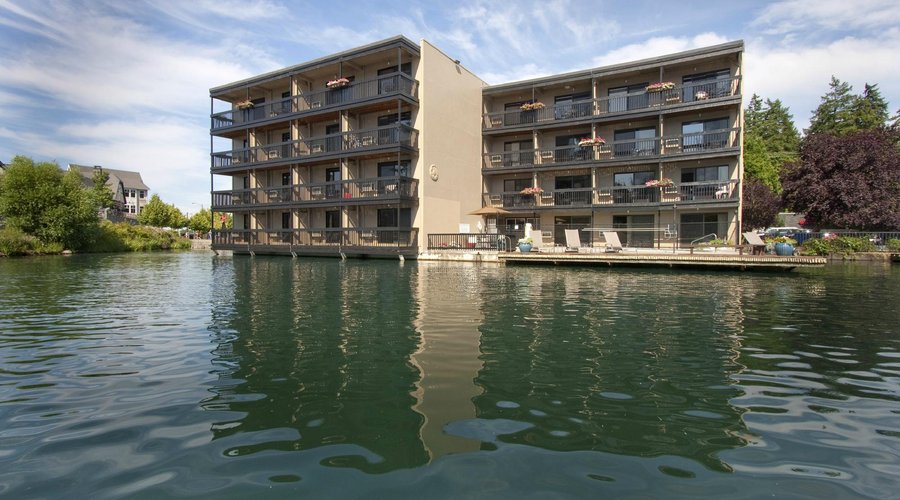 Hotel & Lake