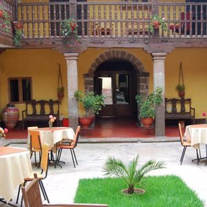desayunando en el patio central