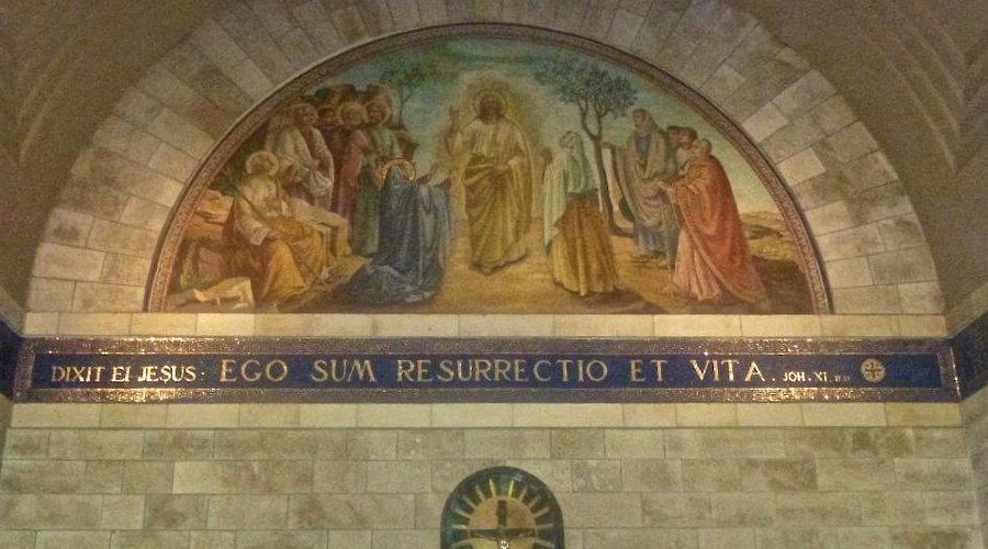 The meeting of Jesus with Mary & Martha, behind alter
