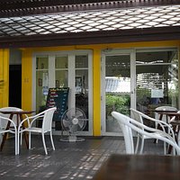 ร้านสีเหลืองเล็กๆน่านั่ง