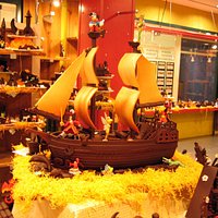 Barco pirata y exposición de monas chocolate