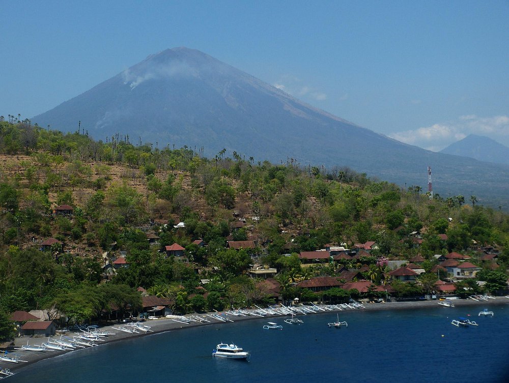 Jemeluk Beach.