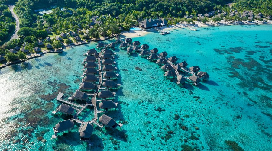 Bungalows sur pilotis dans un lagon protégé par le PGEM de Moorea