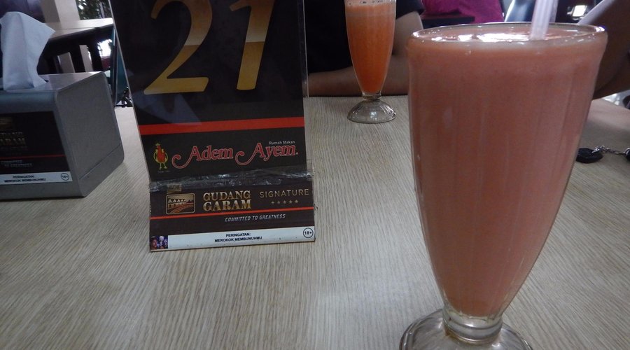 Jus buah sambil menunggu pesanan