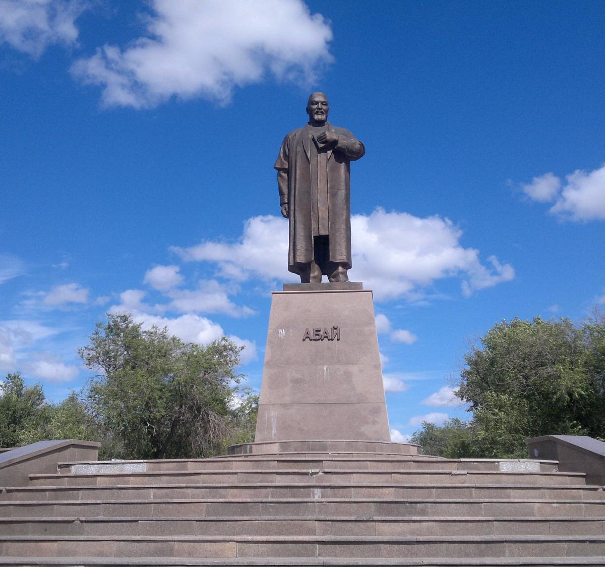 Памятник Абаю Кунанбаеву Караганда