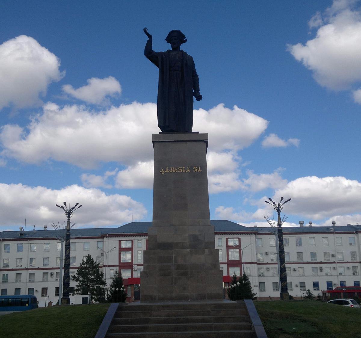 Памятник Казыбек би в Караганде