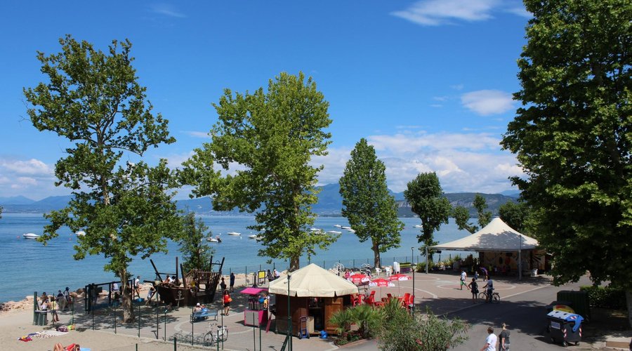 Panoramica spiaggia e palco animazione