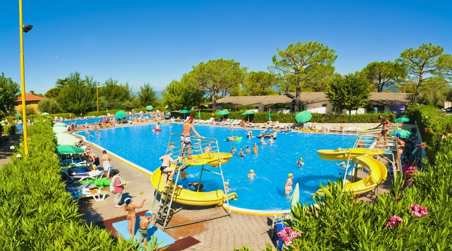 Piscina con scivoli