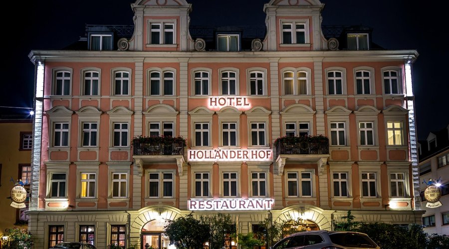 Außenansicht bei Nacht
