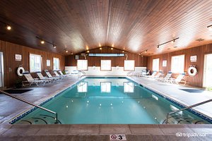 Elmwood Resort Hotel in Wells, image may contain: Pool, Water, Swimming Pool, Hot Tub