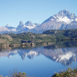 Lago Tamango y vista al Cerro Castillo