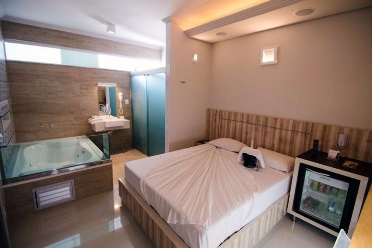 ar-condicionado split, hidro, iluminação RGB, internet Wi-Fi (sem fio), mini bar, secador de cab