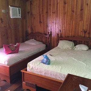 Habitacion con cama doble y 3/4. Aire acondicionado. Todo muy limpio.