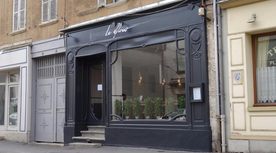 La vitrine du restaurant le jour de son ouverture