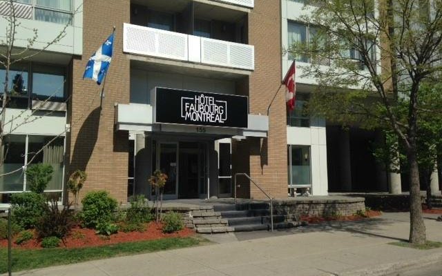 Entrée de l'hôtel / Front Entrance
