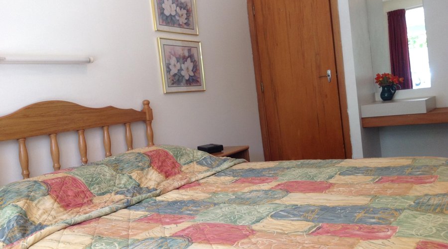 Breeze Motel one bedroom unit with a queen bed and a single bed