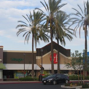 RVCA Apparel Opens At Lake Elsinore Outlets