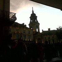 Prendre un pot autour de la Place de la Mairie et regarder les lumières s'éclairer. La Dolce Vit
