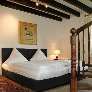 Hotel Sengscheider Hof in St. Ingbert, image may contain: Lamp, Table Lamp, Furniture, Home Decor