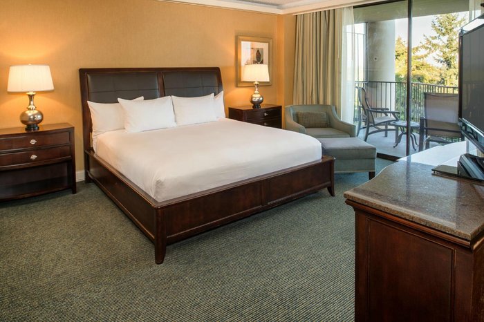 DoubleTree by Hilton Hotel Seattle Airport Concierge: Pictures ...