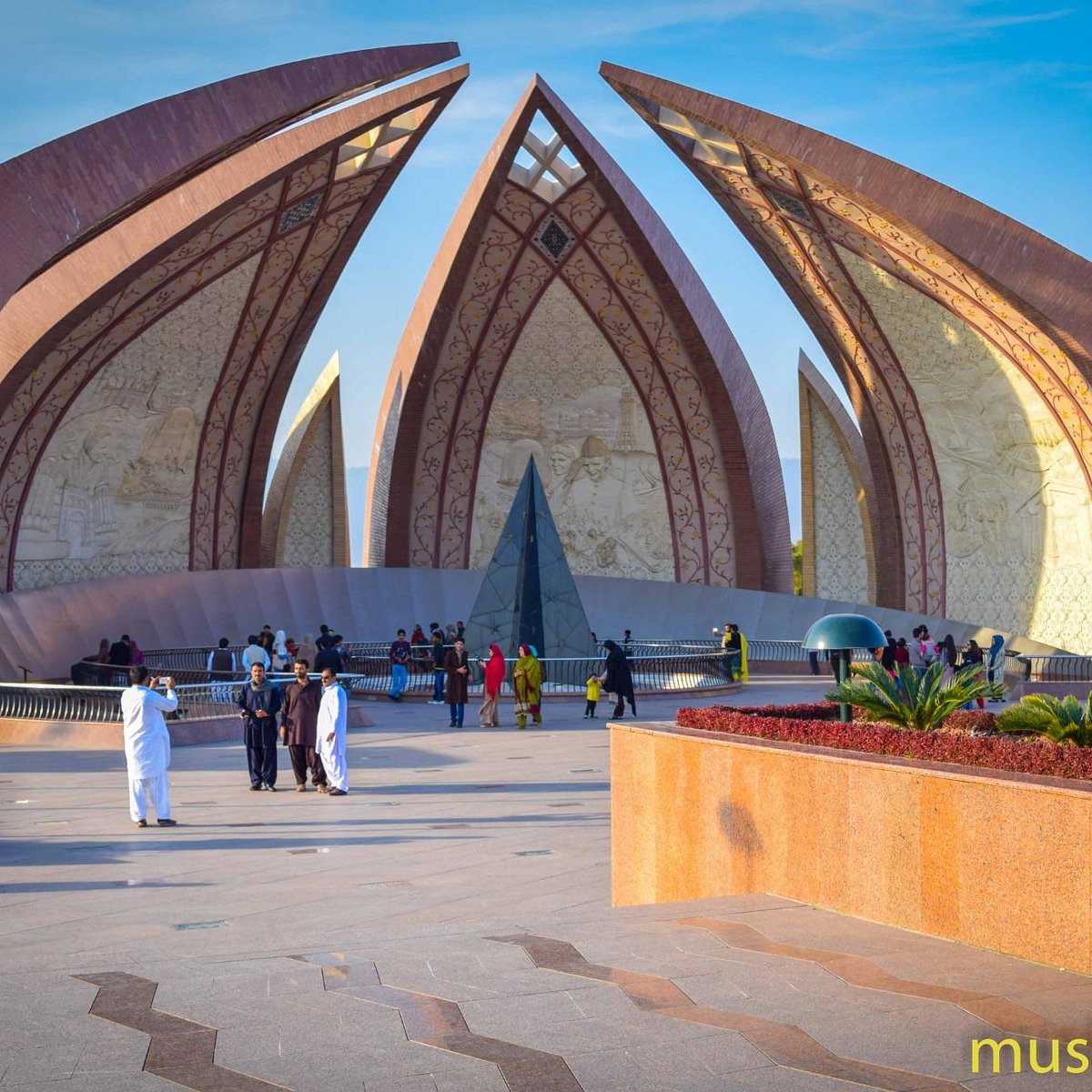 essay on pakistan monument