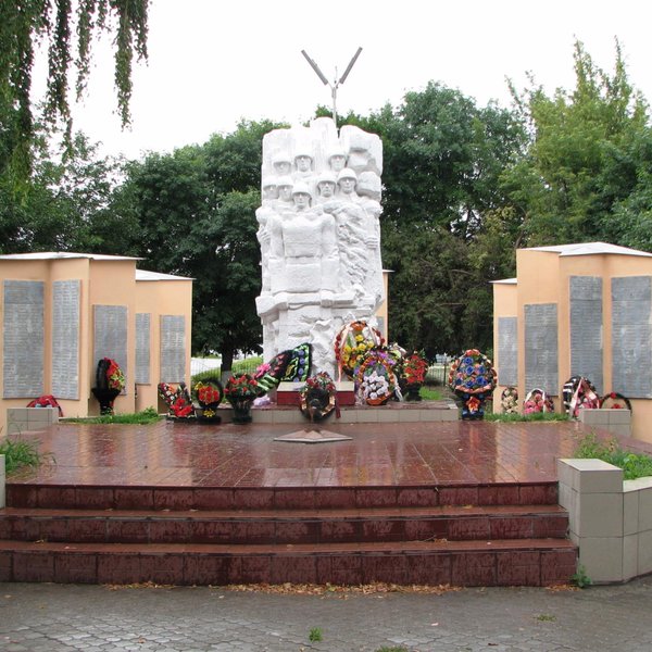 Памятник павшим. Хвалынск памятники. Памятник Победы в городе Хвалынске. Памятник павшим в Великой Отечественной войне. Памятник ВОВ В парке в Хвалынске.