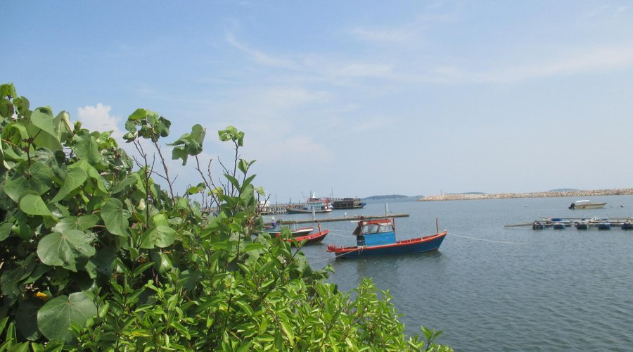 และถนนเส้นติดกันก็เป็นท่าสำหรับขึ้นเรือโดยสารไปท่องเที่ยวเกาะมันนอก,เกาะมันในและเกาะมันกลางครับ