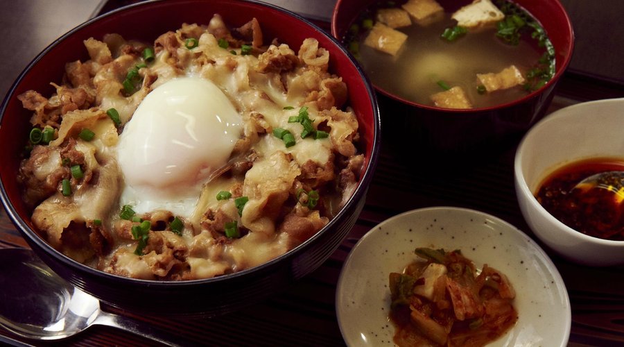新燃丼・黒豚肉に温泉卵、チーズをトッピング