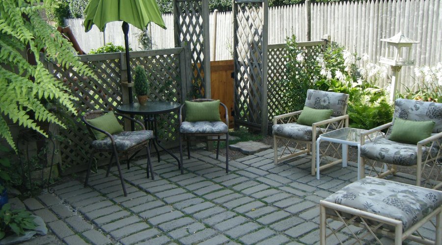 Garden Room's private cobbled court yard