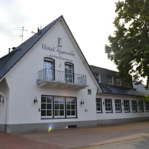 Hotel - Außenansicht - Parkplatz