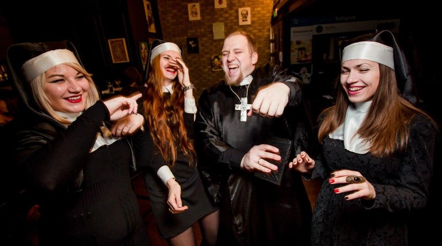 Каждую пятницу, субботу "Deep House Party" — яркая и шумная вечеринка в самом атмосферном баре Т