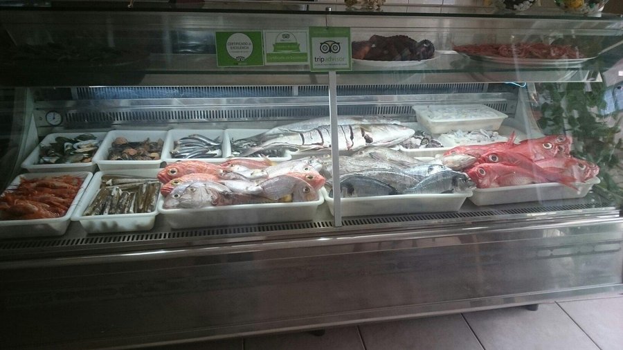 Delicias del mar saluda a sus clientes,y ofrece esta gran variedad de pescados y mariscos.