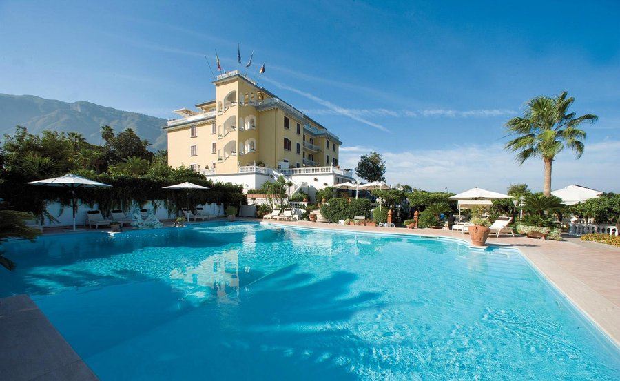 Vista hotel dall piscina