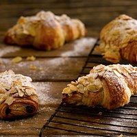 Croissants y panes de chocolate de almendras