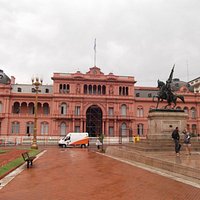 Monumento e a Casa Rosada