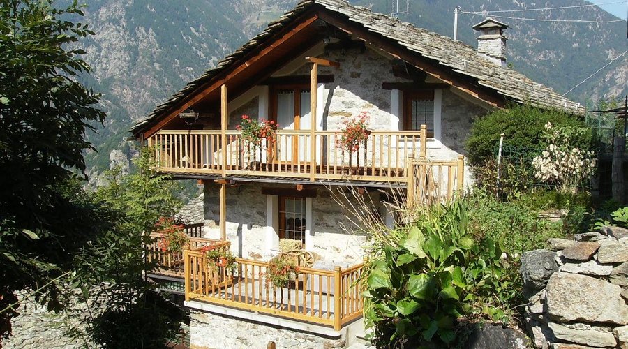 Vista della facciata della baita