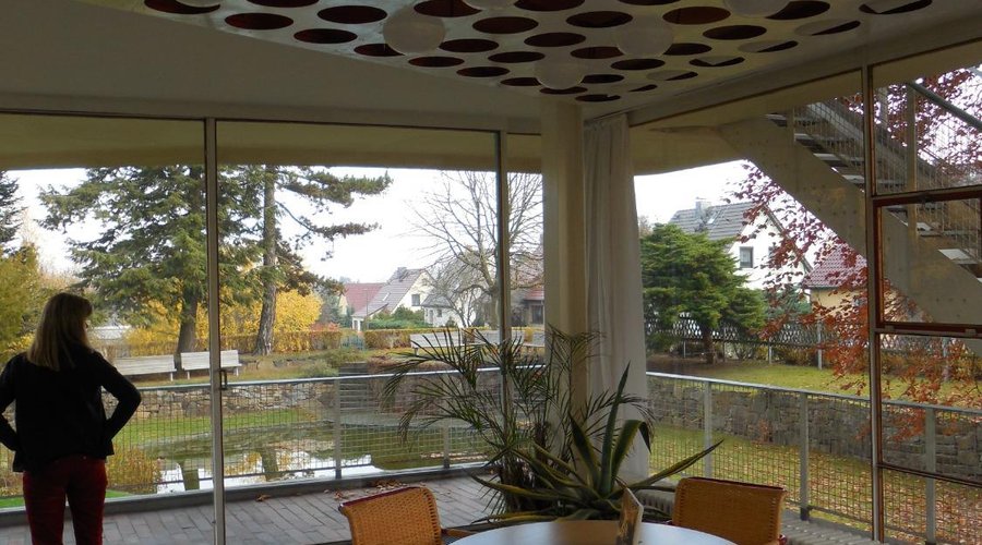 Lichtdurchflutete variable Wohnzimmer mit dem Gefühl in der Natur zu sitzen