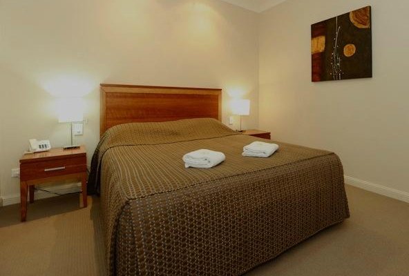 VINE COURT EXEC BEDROOM