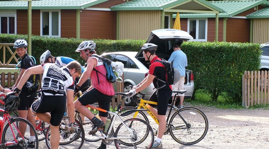 Cyclistes Paris-Londres devant nos chalets