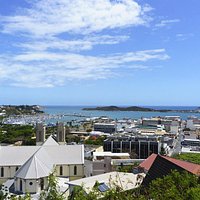 ヌメア市街を一望