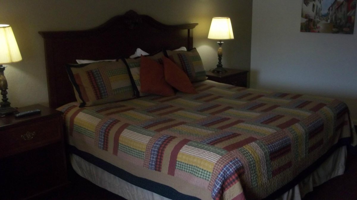 Sunset Inn & Suites Rooms: Pictures & Reviews - Tripadvisor