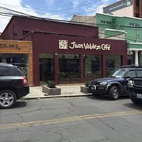 Me gusta por la variedad de restaurantes, bares y comercios que hay. Es segura y no caótica como