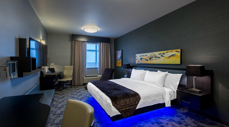 Applause Room with One King Bed